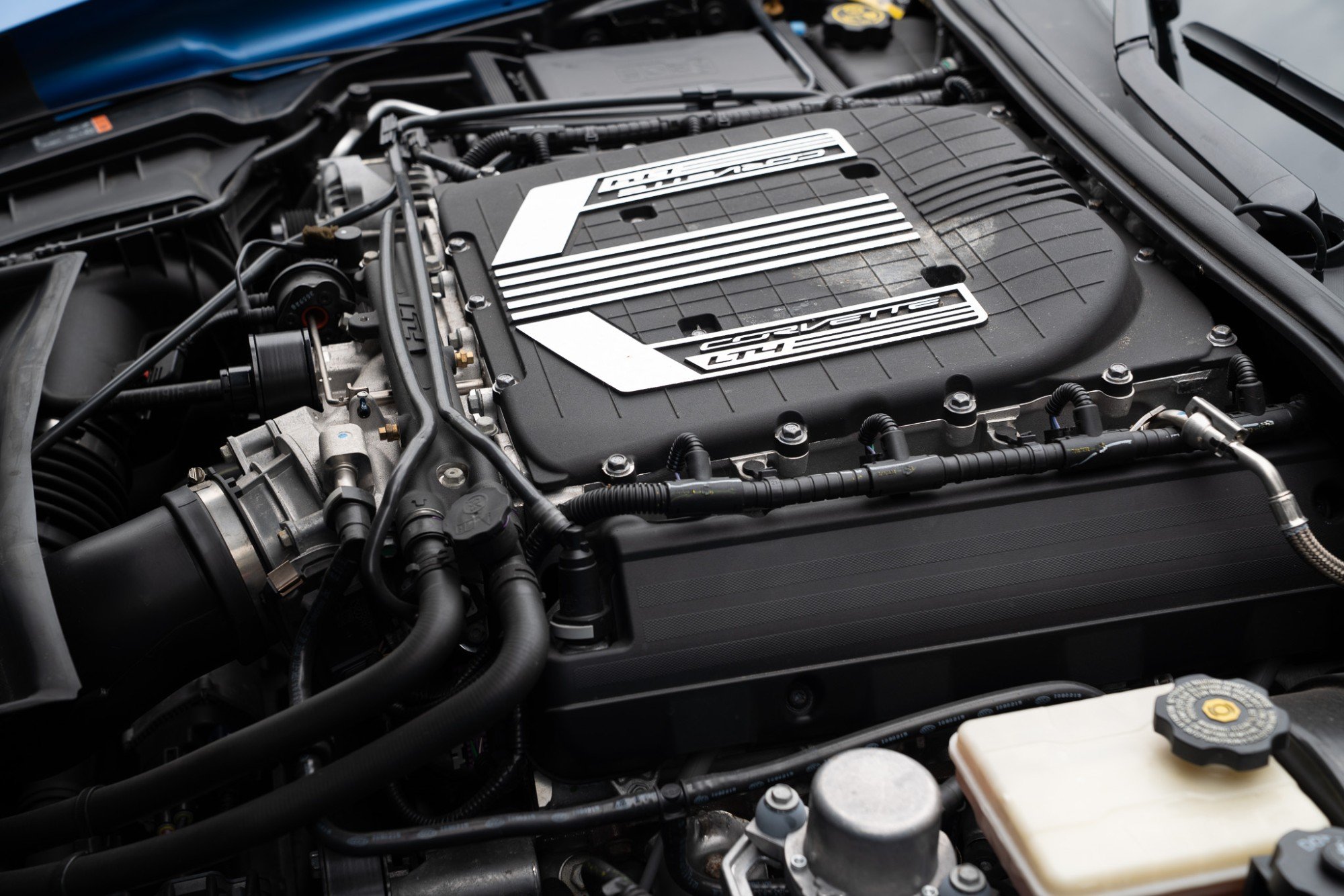 2016 Chevrolet Corvette Z06 in Laguna Blue Tintcoat, engine cover photo