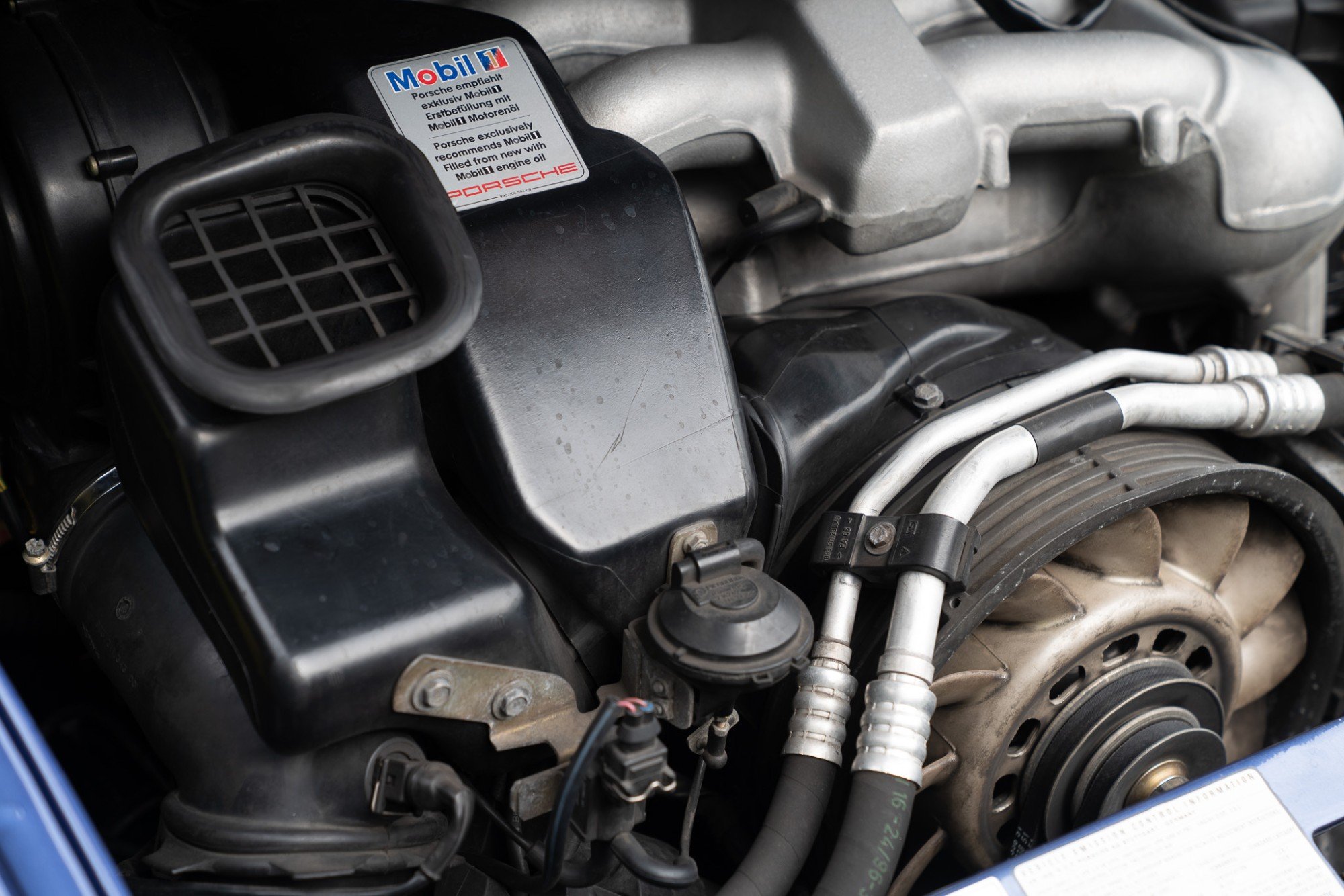 1997 Porsche 911 Carrera in Zenith Blue Metallic, engine photo 3