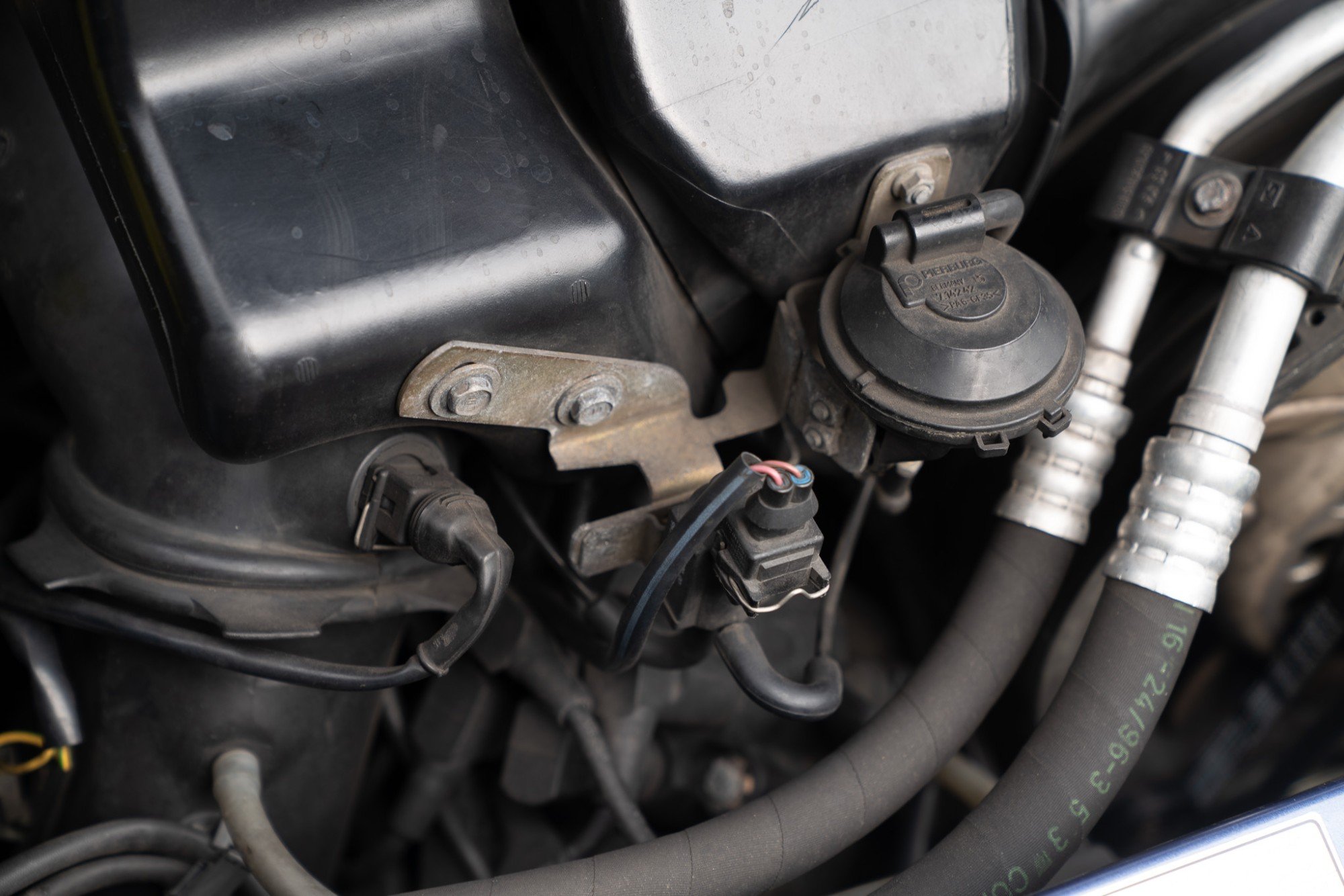 1997 Porsche 911 Carrera in Zenith Blue Metallic, engine photo 9