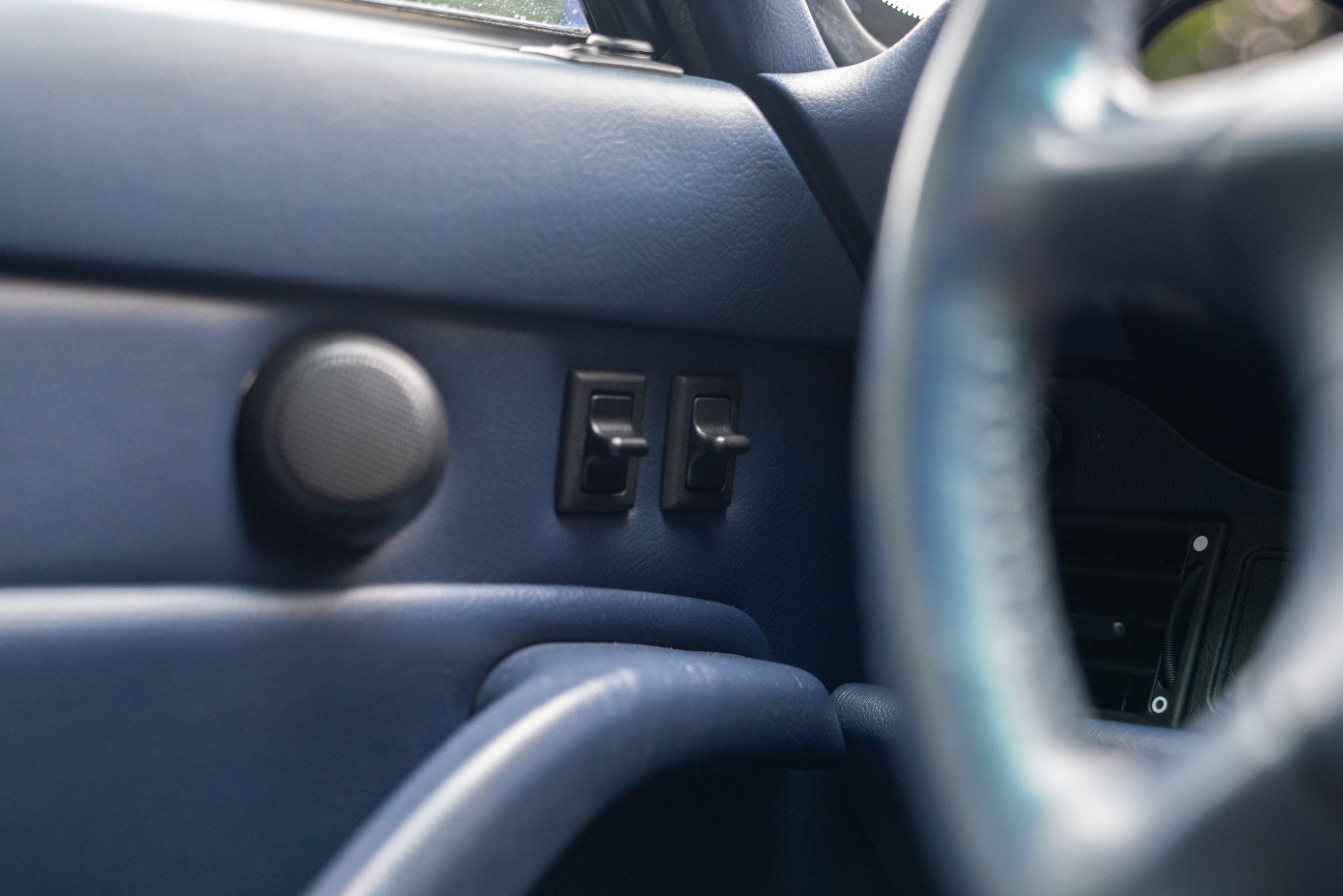 1997 Porsche 911 Carrera in Zenith Blue Metallic, interior photo 10