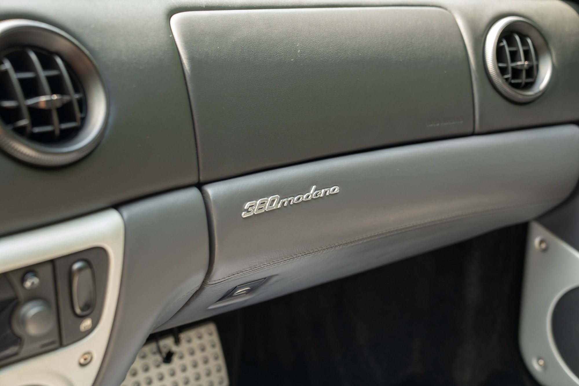 2000 Ferrari 360 Modena/Modena F1 in Grigio Titanio, interior photo 9