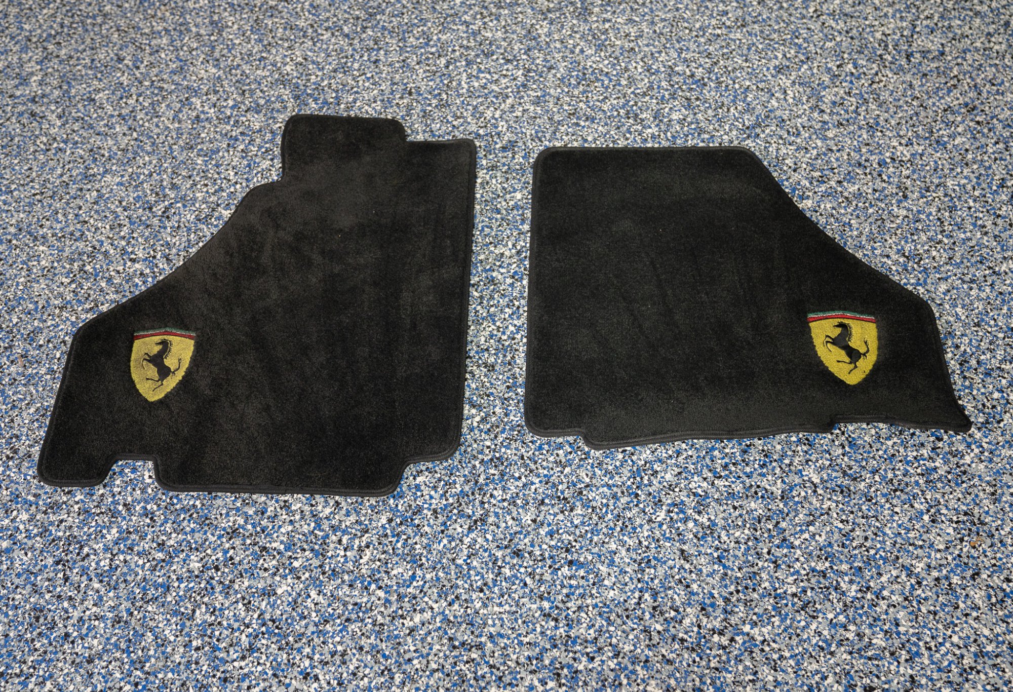 2000 Ferrari 360 Modena/Modena F1 in Grigio Titanio, keys and books photo 8